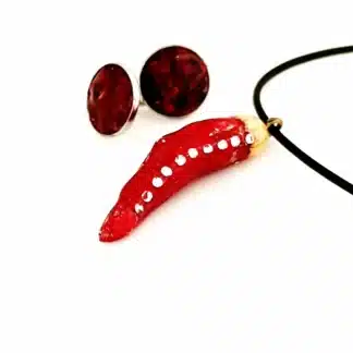 Комплект Лют късмет с истинска люта чушка и червени обеци на медицинска стомана